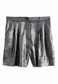Pantaloni scurți plisati argintii cu un finisaj lucios, texturat. Dispun de închidere cu nasture și buzunare laterale, concepuți pentru o potrivire lejeră.