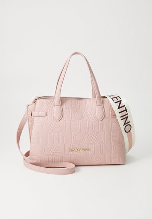 Sac à main texturé rose avec logo "VALENTINO" en relief, doubles poignées, bandoulière amovible et accent en métal doré.