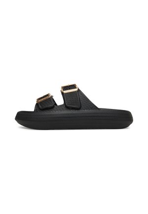Sort slip-on sandal med tekstureret sål og to justerbare remme med gyldne spænder.
