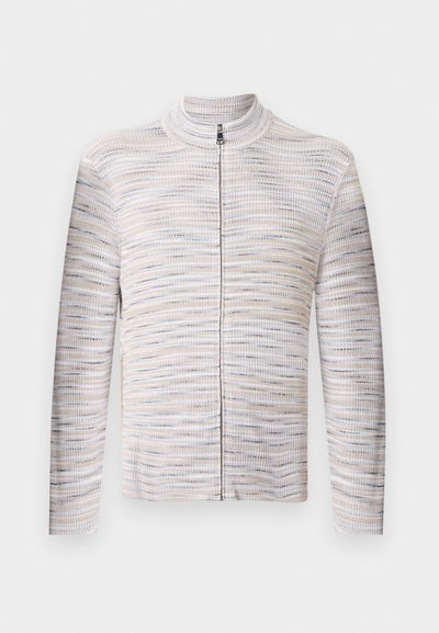 Veste en tricot côtelé à rayures beige clair et grises, dotée d'un col montant, d'une fermeture éclair à l'avant, de manches longues et d'une silhouette ajustée.