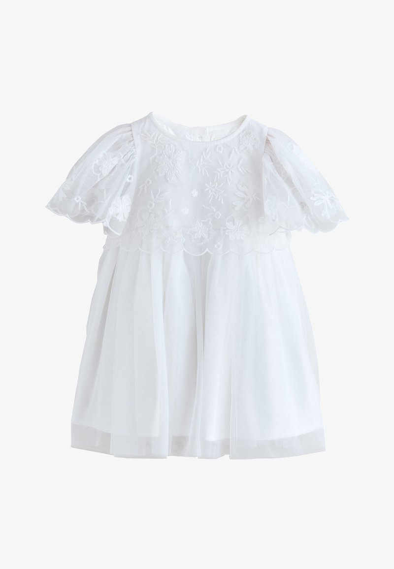 Vit babyklänning med korta puffärmar, blommig brodering på livstycket och en scalloped kantöverlägg.
