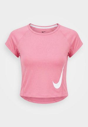 Rózsaszín, rövid ujjú sportos crop top, kerek nyakkivágással és nagy fehér Nike swoosh logóval a bal alsó oldalon.