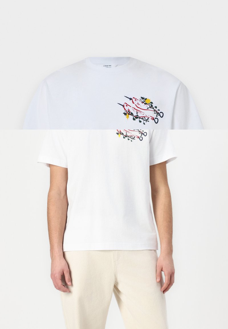 Balta kokvilnas T-shirts ar krāsainu grafisko drukājumu ar augiem un putniem uz priekšpuses. Klasisks apaļais kakls un īsās piedurknes.