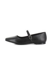Zapato plano de cuero negro con punta puntiaguda y una sola correa ajustable sobre el empeine. Cuenta con un tacón bajo y plano.