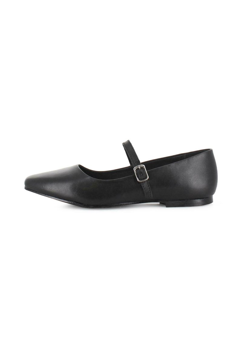 Zapato plano de cuero negro con punta puntiaguda y una sola correa ajustable sobre el empeine. Cuenta con un tacón bajo y plano.