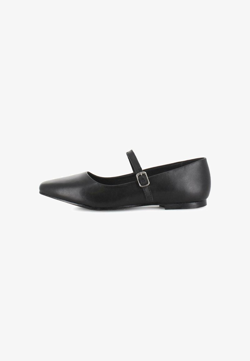 Zapato plano de cuero negro con punta puntiaguda y una sola correa ajustable sobre el empeine. Cuenta con un tacón bajo y plano.