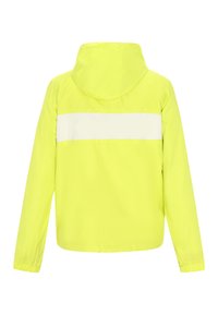 Keltainen takki hupparilla, jossa on valkoinen vaaka-raita selässä, valmistettu kevyestä, sileästä kankaasta.