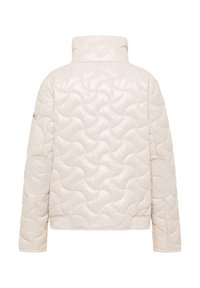 Padded quiltowany płaszcz w jasnym beżu z wysokim kołnierzem i fakturowanym wzorem fal. Posiada ściągacze przy mankietach oraz łatki na łokciach. Miękka, błyszcząca powierzchnia.