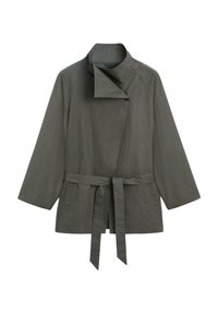 Olijfgroene jas met ceintuur, brede mouwen en een hoge asymmetrische kraag, voorzien van een enkele zichtbare knoopsluiting.
