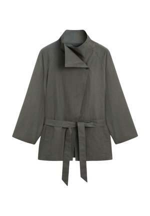 Olivově zelená bunda s páskem, širokými rukávy a vysokým asymetrickým límcem, se zapínáním na jeden viditelný knoflík.