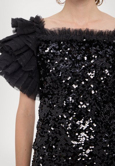 Svart paljettopp med off-the-shoulder design och rynkade tyllärmar. Slät, glänsande yta med en texturerad, glittrande effekt.