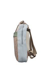 Sac à dos avec des bretelles beiges, une poche avant zippée bleu pastel, une section supérieure avant verte, et un corps principal marron clair vu de côté.