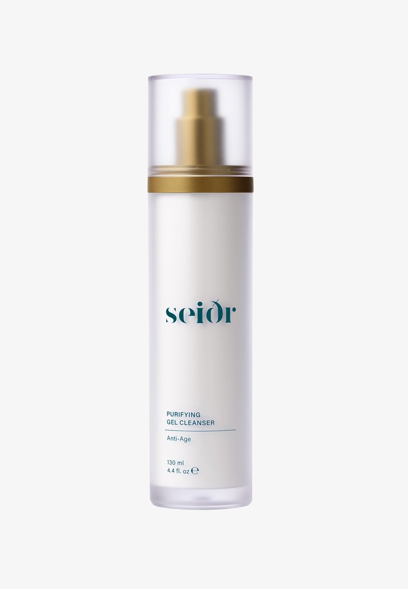 Gjennomsiktig plastflaske med gullpumpehette. Har blå tekst som sier "Purifying Gel Cleanser" og "Anti-Age." Rømmer 130 ml.