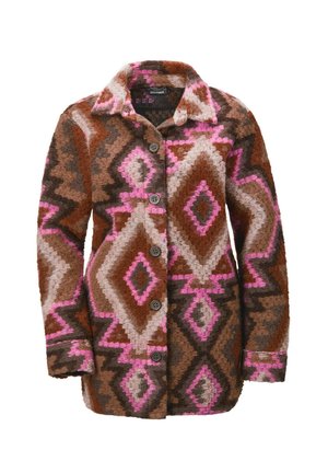 Bruine fleecjas met een geometrisch patroon in roze en crème. De knoopsluiting en kraag accentueren het gestructureerde design.