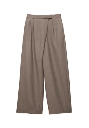 Brede broek in een lichtbruine stof, met plooien bij de taille en een soepele textuur. Ontworpen met zijzakken voor praktische bruikbaarheid.