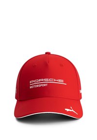 Czerwona czapka baseballowa z białym napisem "Porsche Motorsport" i logo Pumy. Posiada ustrukturyzowany design, zakrzywiony daszek oraz oddychającą teksturę materiału.