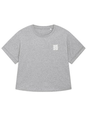 Grijze katoenen T-shirt met korte mouwen, ronde halslijn en een witte logo tekst "wat apparel" op de linkerkant van de borst. Glad textuur.