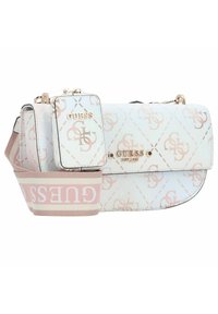 Bílá crossbody taška s růžovým vzorem loga, zlatou kovovou částí a nastavitelným popruhem se značkou. Obsahuje také odpovídající zipovou kapsu.