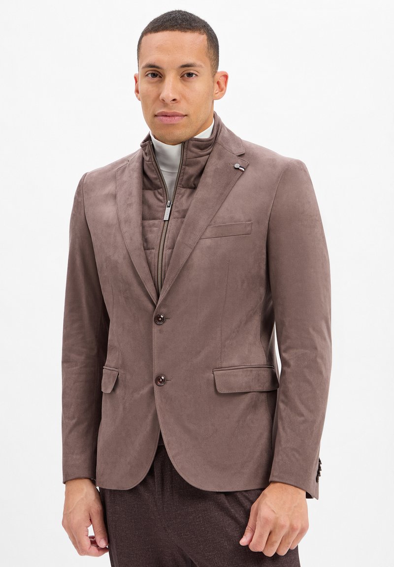 Brauner, leichter Blazer mit strukturiertem Finish, ausgestattet mit einem Reißverschlusskragen, zwei Knöpfen und Seitentaschen. Slim Fit mit modernem Design.
