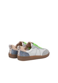 Weiße und graue Ledersneaker mit grünen Schnürsenkeln und Wildlederakzenten. Verfügt über perforierte Details und eine braune Gummisohle.