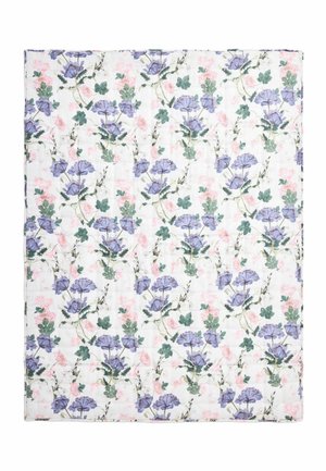 Steppstoff mit floralem Muster, das lila Blumen, grüne Blätter und kleine rosa Blüten auf weißem Hintergrund zeigt.