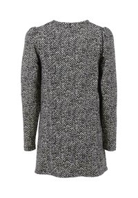 Cappotto a maniche lunghe con motivo a spina di pesce in bianco e nero, con sottili arricciature sulle spalle e orlo dritto, visto da dietro.