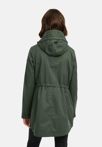 Zielona, lekka długa kurtka z kapturem, ściągnięta w talii, z zapięciem na guziki. Gładka tekstura, prosty design i dyskretne logo na plecach.