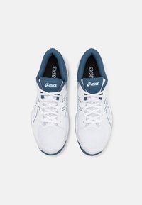 Hvite joggesko med blå detaljer, mesh-overdel for pusteevne, rund tå, snøring, og polstret krage for komfort.