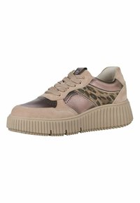 Beige mockasins med snörning och metalliska detaljer, med en leopardmönstrad panel, kraftig texturerad sula och perforerade detaljer på tån.