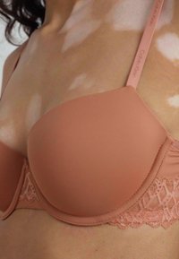 Calvin Klein Underwear LIGHTLY LINED BALCONETTE SOFT STRETCH LACE - Balconette tipa krūšturis - copper earth