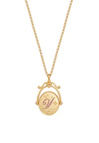 Collana con pendente in oro che presenta un ciondolo circolare con una "V" stilizzata in viola, circondata da un bordo testurizzato e piccoli accenti decorativi.