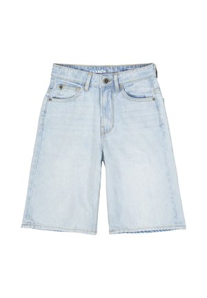 Lichtblauwe denim shorts met voor- en achterzakken, riemlussen en een knoopsluiting, plat gelegd op een witte achtergrond.