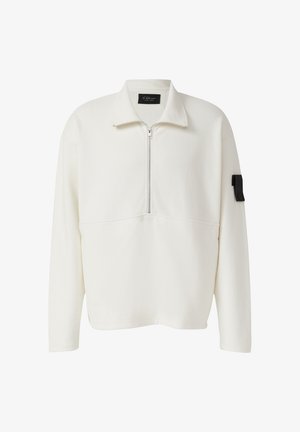 Witte fleece pullover met een halve rits, opstaande kraag en een zwart stoffen patch op de linkermouw met een knoop.