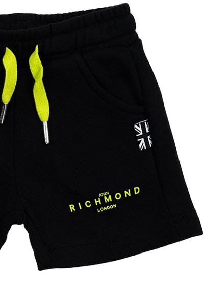 Shorts neri in misto cotone, con cordini giallo neon, tasche anteriori e logo "JOHN RICHMOND LONDON" di un vivace giallo.