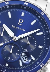 Montre en acier inoxydable argenté avec un cadran texturé bleu, comportant trois sous-cadrans, des marqueurs luminescents et une fenêtre de date à 6 heures.