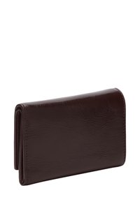 Brązowy skórzany portfel o gładkiej fakturze, z klapą do składania i widocznym przeszyciem wzdłuż krawędzi, o kompaktowym, prostokątnym kształcie.