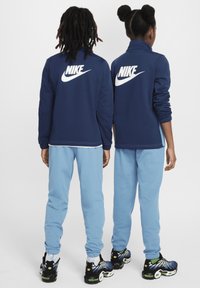 Nike Sportswear SPORTSWEAR - Tracksuit - aegean storm midnight navy white