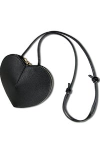 Zwarte handtas in de vorm van een hart, gemaakt van textuurleer. Voorzien van een ritssluiting en een verstelbare strap met knoopaccenten.
