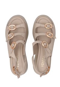 Beige leren sandalen met vier verstelbare banden en gouden gespen. Zachte, gewatteerde voetbed en rubberen loopzool voor comfort.