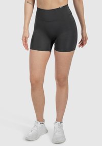 Hoge taille zwarte sportshorts gemaakt van rekbaar materiaal, met een naadloze tailleband en een gladde textuur voor comfort.
