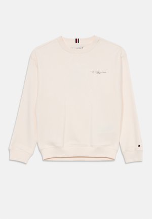 Felpa rosa chiaro con collo rotondo e maniche lunghe. Presenta un piccolo logo sul petto e una striscia caratteristica accentuata sul polsino.