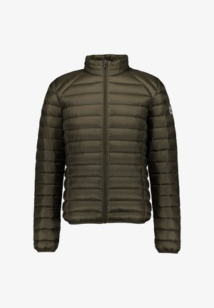 Giacca trapuntata leggera color verde oliva con cerniera frontale completa, collo alla coreana, maniche lunghe e toppa con logo sul braccio sinistro.