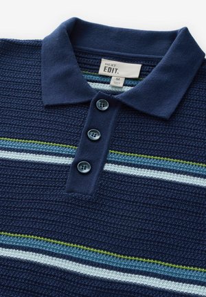 Mornarska polo majica s teksturiranim uzorkom, tri gumba i horizontalnim prugama u svijetloplavoj, zelenoj i bijeloj boji. Oznaka prikazuje "NEXT EDIT."