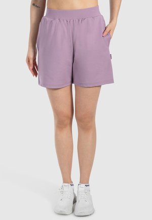 Paarse sportshorts gemaakt van zachte stof, met een elastische tailleband en twee zijzakken; nette zoom en een relaxte pasvorm.
