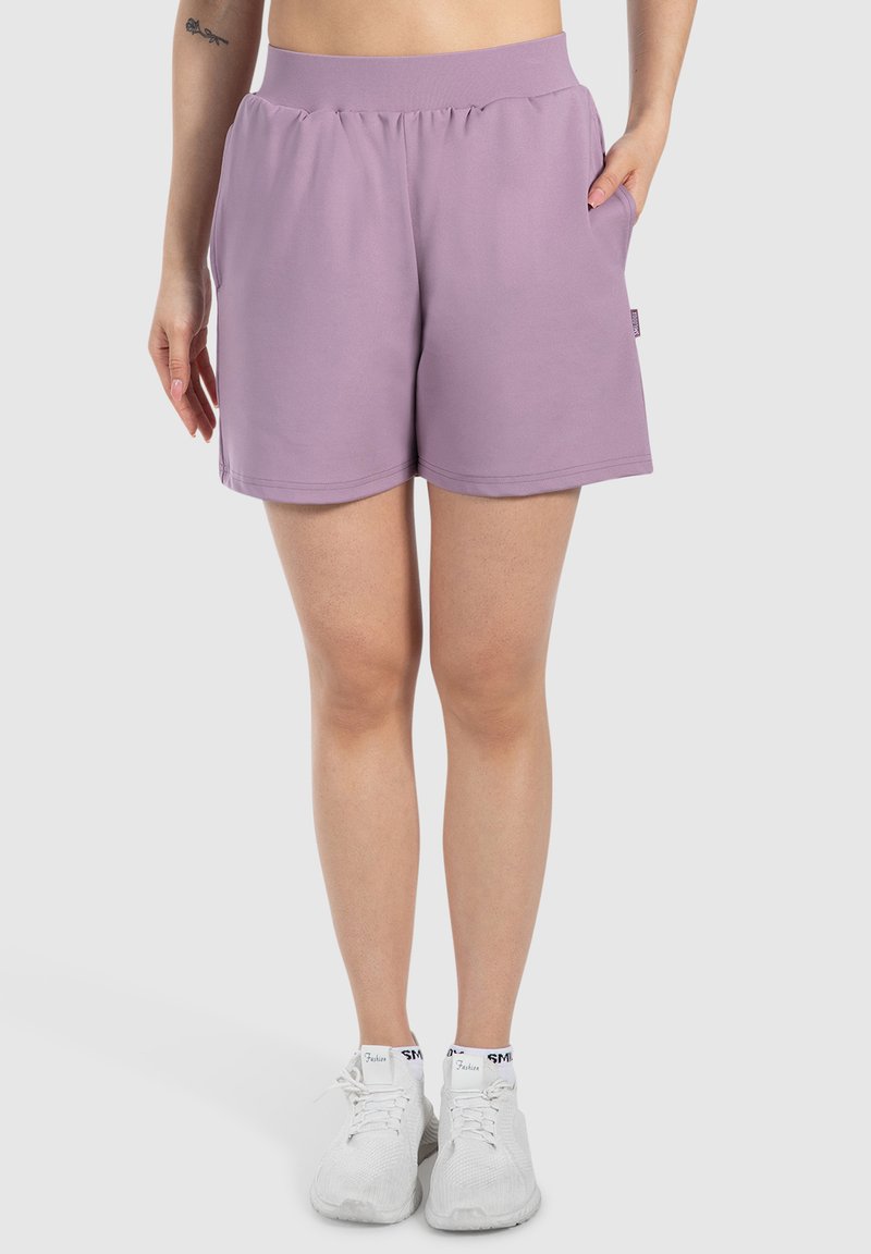 Pantalones cortos deportivos morados, hechos de una tela suave, con una cintura elástica y dos bolsillos laterales; dobladillo limpio y ajuste relajado.