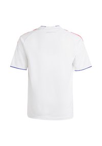 Camiseta deportiva blanca de manga corta, con detalles en rojo y azul en los hombros. Tejido suave y escote redondo.