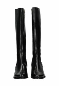Botas de cuero negras hasta la rodilla con una textura suave, con punta afilada y cremalleras laterales para un fácil uso. Diseño minimalista.