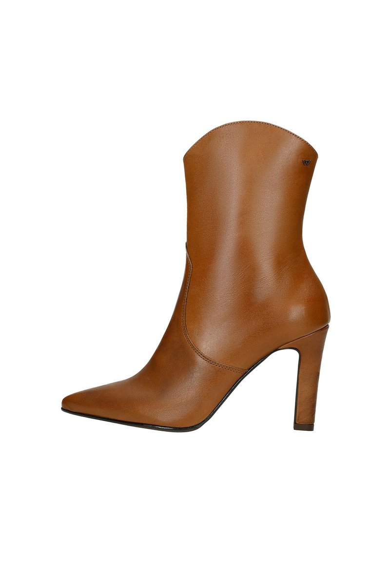 Hnědé kožené kotníkové boty s špičatou špičkou, elegantním designem, hladkou texturou, vysokým jehlovým podpatkem a nízkým předním výstřihem pro štíhlý vzhled.