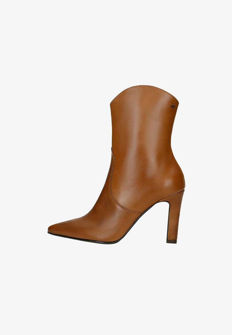 Hnědé kožené kotníkové boty s špičatou špičkou, elegantním designem, hladkou texturou, vysokým jehlovým podpatkem a nízkým předním výstřihem pro štíhlý vzhled.