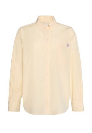 Beige overhemd met lange mouwen, knopen aan de voorkant, een borstzak en een klein Calvin Klein-logo op de zak, klassieke kraag en knoopmanchetten.